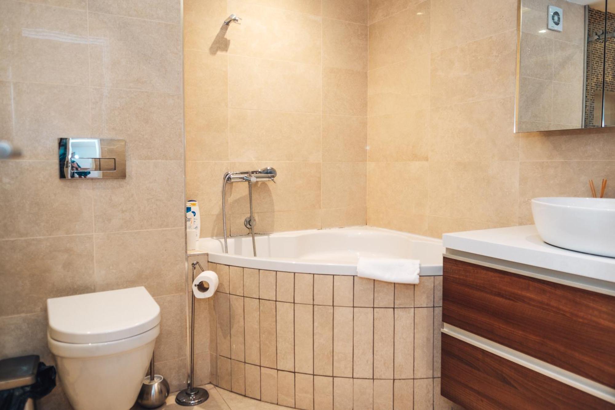 Crown Central Three Bedroom Apartment Belgrade Exterior photo